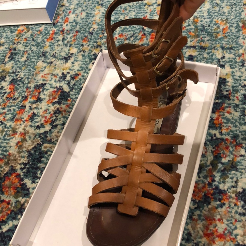 Steve madden chestnut sandals with red stripe
